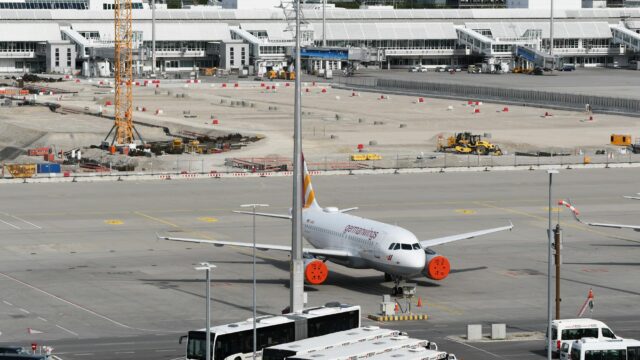Airbus at Munich Airport alongside ongoing construction work, showcasing modern aviation infrastructure.