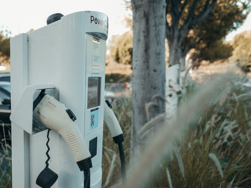 Ładowarki do samochodów elektrycznych - ile ich jest i jak działają?