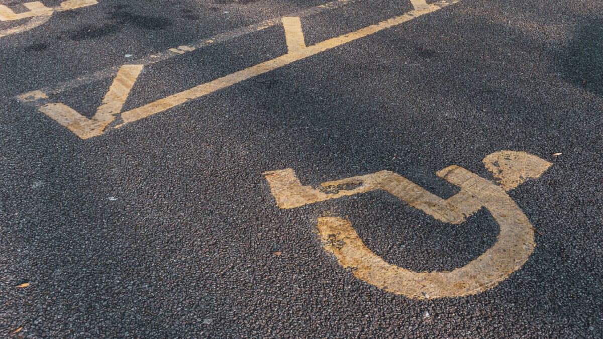 Podróż lotnicza z niepełnosprawnością – jak przygotować się na każdy etap lotu z Lotniska Chopina