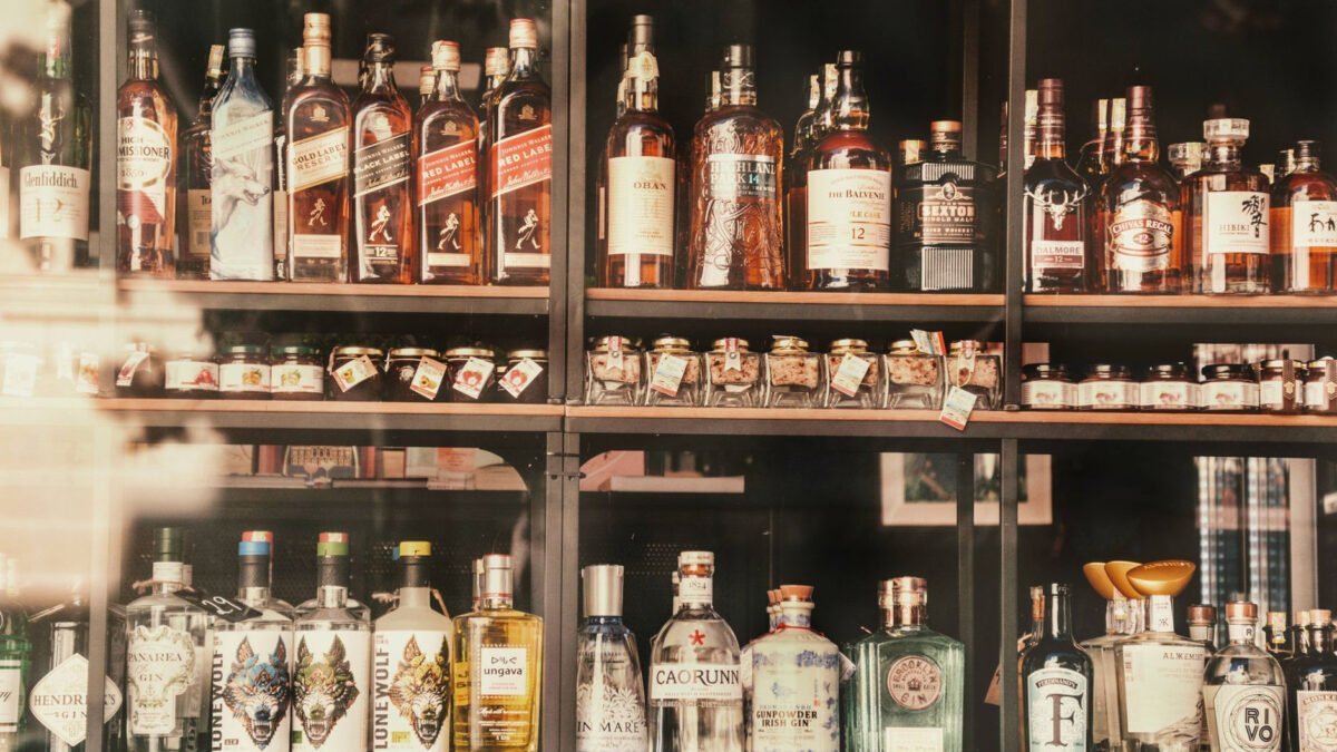 Alkohol w bagażu rejestrowanym – co wolno, a czego nie