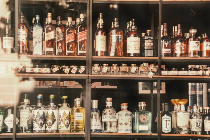 Alkohol w bagażu rejestrowanym – co wolno, a czego nie
